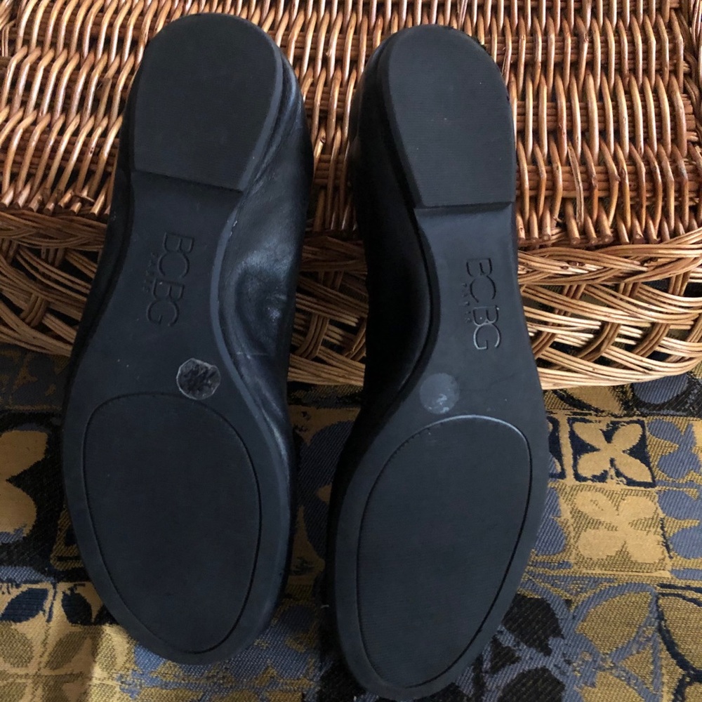 BCBG black leather ballet flats w/elastic.